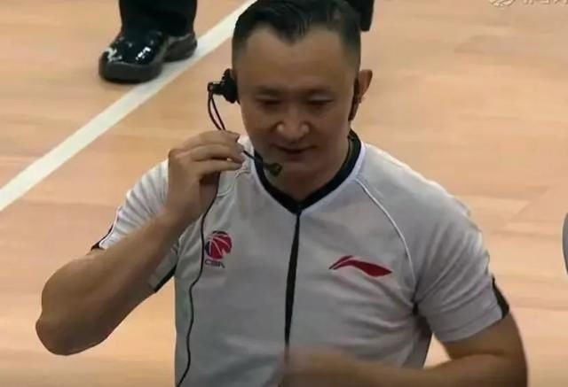  广东|这都吹？广东赢球，裁判却登上热搜，争议性判罚惹质疑