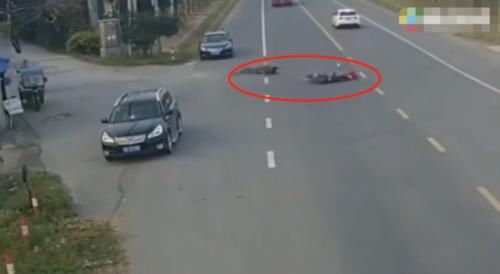  不料|大爷挑电动车碰瓷，不料被撞进了医院，醒来就要5万赔偿费