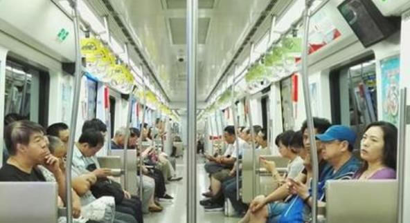  检查|4岁女孩地铁里“放屁”，陌生人提醒：去检查吧，事后宝妈很感激