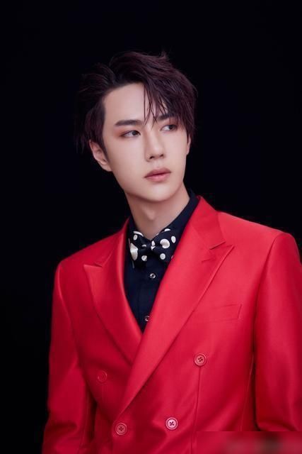  带伤|王一博带伤上阵水舞台，舞台表演帅裂了