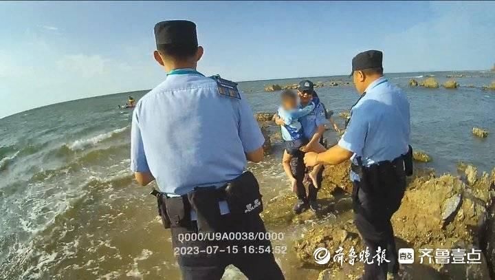 海水涨潮三名游客被困礁石，山东警方出动机器人硬核救援