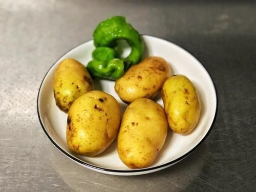  土豆丝|凉拌土豆丝酸辣开胃，变得又白又脆有妙招儿，你知道了吗？