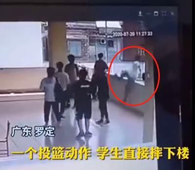  官方|初中生练跳投不慎坠楼 官方：手部骨折学校加高护栏