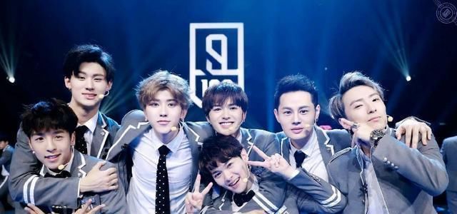  签约|何炅戳穿娱乐圈黑幕：签约100人只捧一个，赚剩下99人违约金