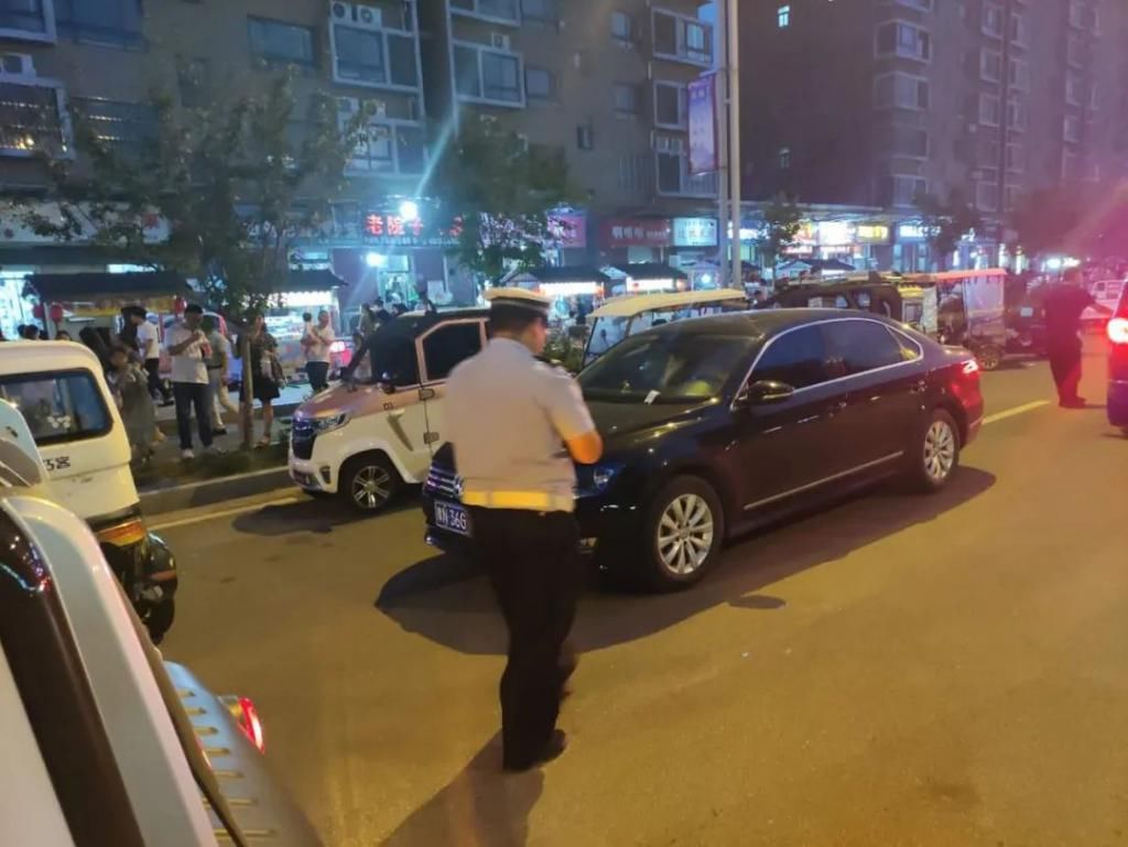 抓拍|1007 创建 | 人工巡控+抓拍!严查“夜市”周边违停车辆
