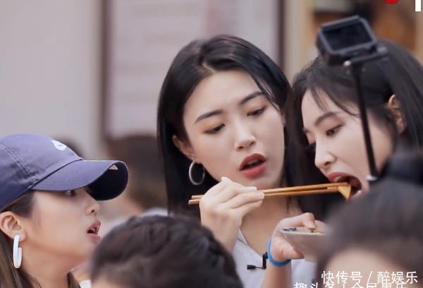 黄瓜|许佳琪误吃虞书欣吐出来的黄瓜,嘴上说不介意却被脸上表情出卖