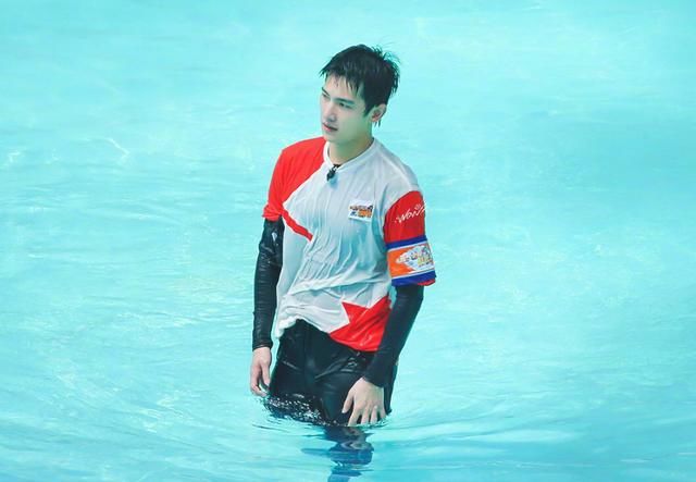 紧贴|杨洋节目下水路透图曝光，衣服湿水后紧贴身体，这肌肉认真的吗