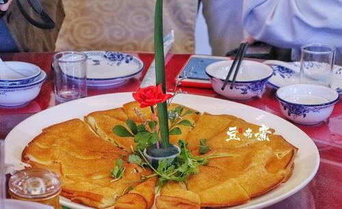 一共|十个人花费800吃个晚饭,一共才8道菜,荤腥素搭配就是不知道贵不