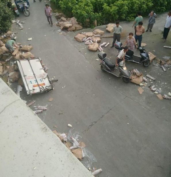  猪肉|货车遭遇事故，7吨猪肉遭附近村民哄抢，尽显人间险恶！车主无奈