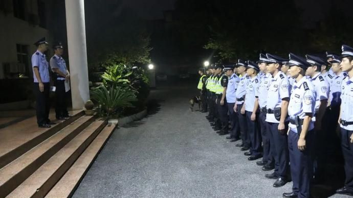 严防|扫黑除恶 | 上林警方清晨开展“敲门行动”,严防严控赌博乱象