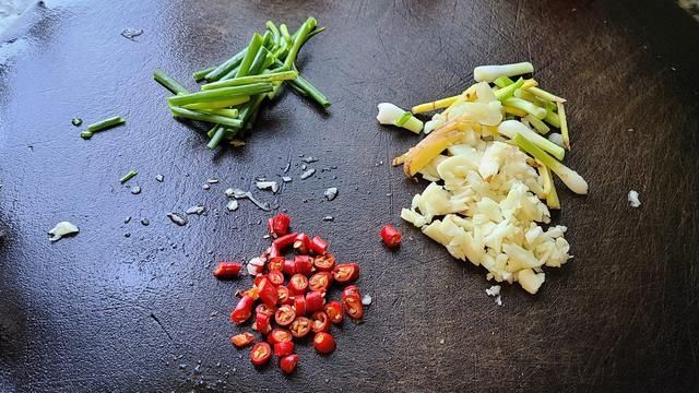 好吃|蒜蓉螃蟹的家常做法,很好吃的一道美食,简单美味,想吃就做