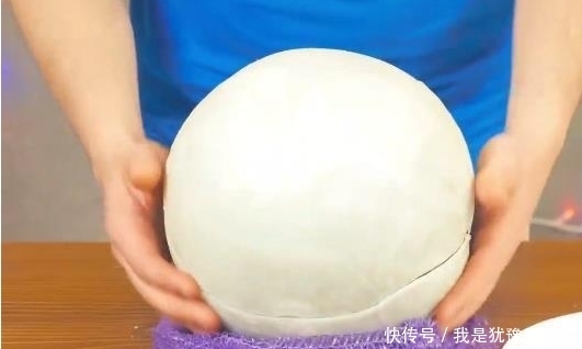 封蜡|男子用封蜡将西瓜封住，半年后重新打开，一刀切开当场就吐了