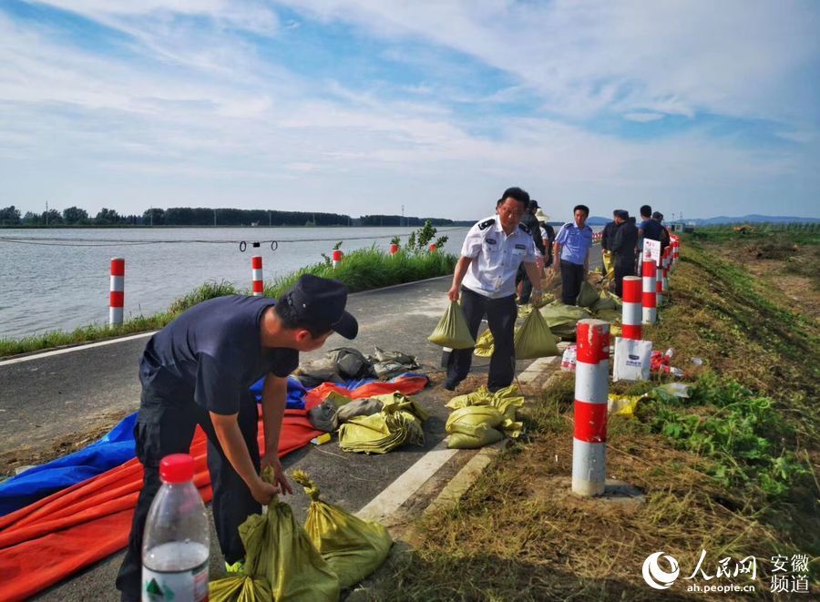 东小圩|庐江监狱青年民警奋战抗洪一线