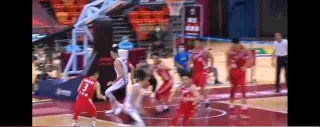  青岛男篮|CBA赛场又见废人动作！马布里爱徒膝盖侧弯90度，姚明该重罚了