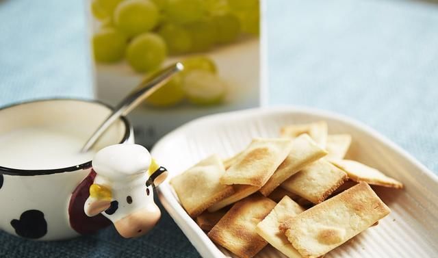  西瓜冰沙|夏天最完美组合，牛奶饼干配沙拉，好吃不腻，冰凉清爽，刷剧必备