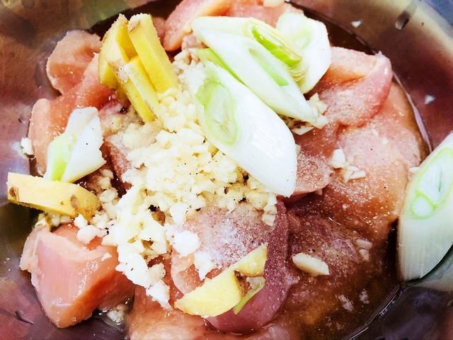  酥脆|炸鸡块怎么腌制？自己在家做出外皮酥脆，鸡肉鲜嫩不腥的蒜香鸡块