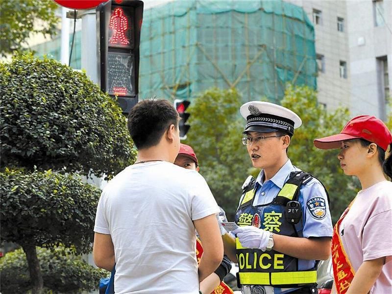 护身符|行人闯红灯被撞,车主却要赔钱?网友:礼让行人不是“护身符”!