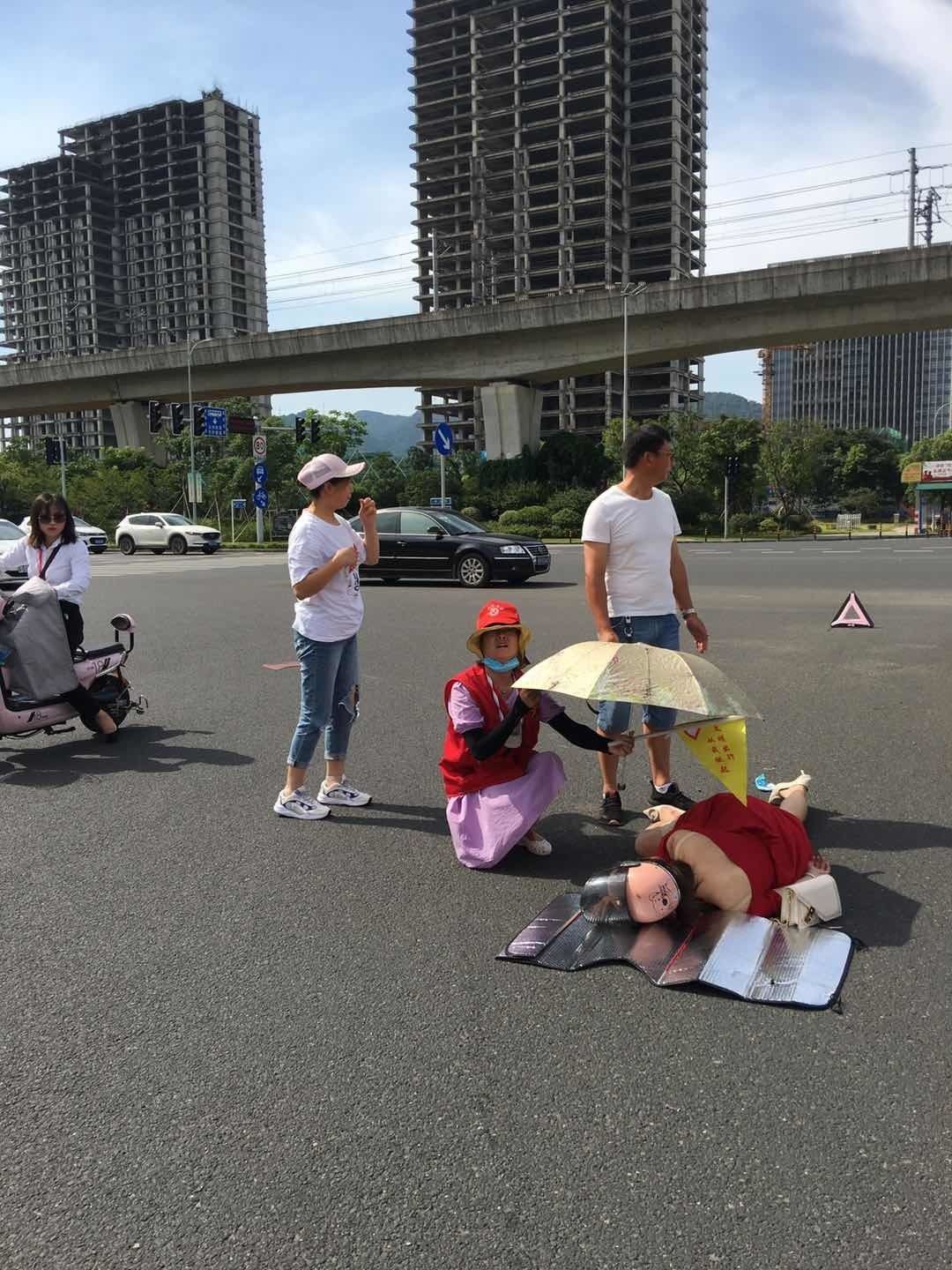 伤者|?暖心!路遇车祸 志愿者顶烈日为伤者撑伞