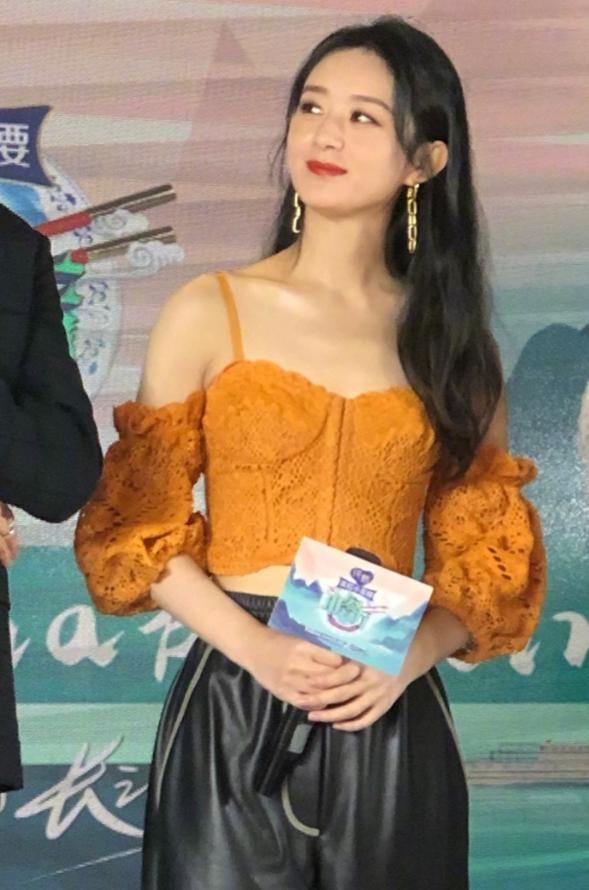 曝光|中餐厅发布会现场曝光,赵丽颖李浩菲同框,离开精修后,确定相差11岁?
