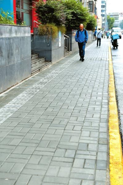 人行道|成都:“不好下脚”的人行道现在不窄了