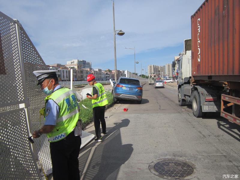  女司机|就是伸了一下手！女司机因此撞了18米栏杆！