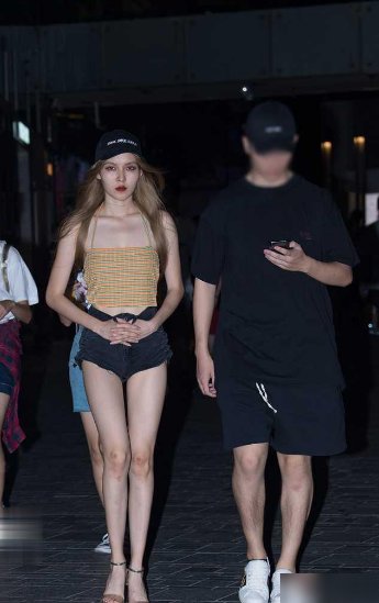  背心|小姐姐这件“省布料”背心上衣，不是谁都能驾驭得住啊！