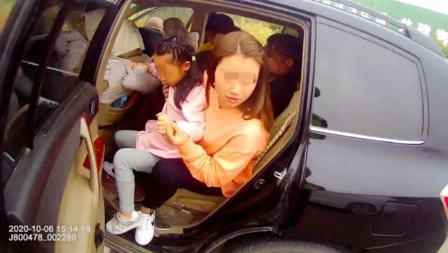 车违法载|冷汗直流!再看几起非法载客、超员案例! | 畅行中国 交警同行