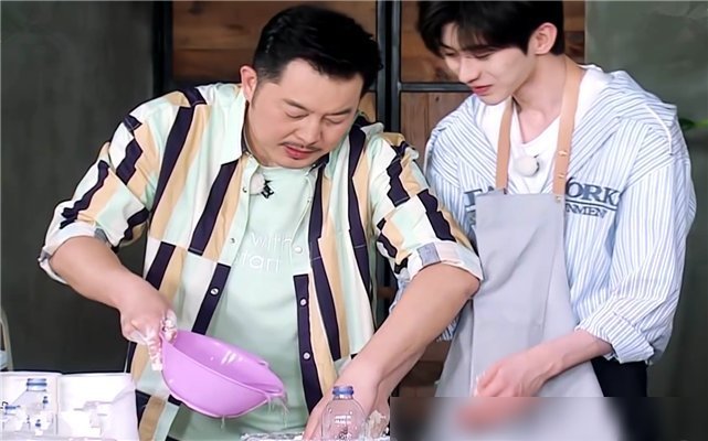 郑恺|蔡徐坤做饭导演不让帮忙,杨颖郑恺真的不管,只有他实在看不下去帮了忙