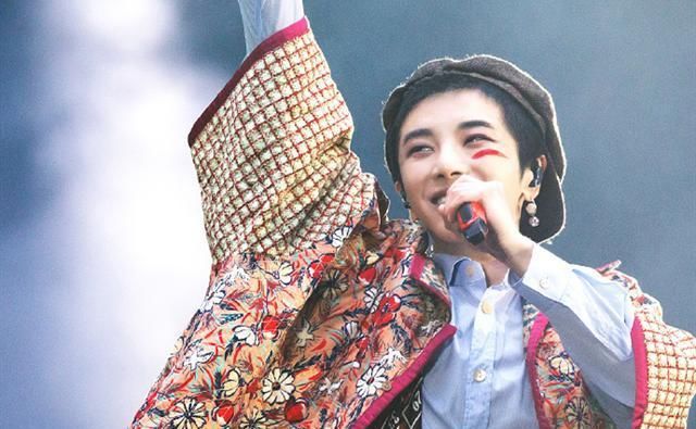  实力|沈腾扔完鞋后摔倒在地，谁注意华晨宇干了啥？实力圈粉！