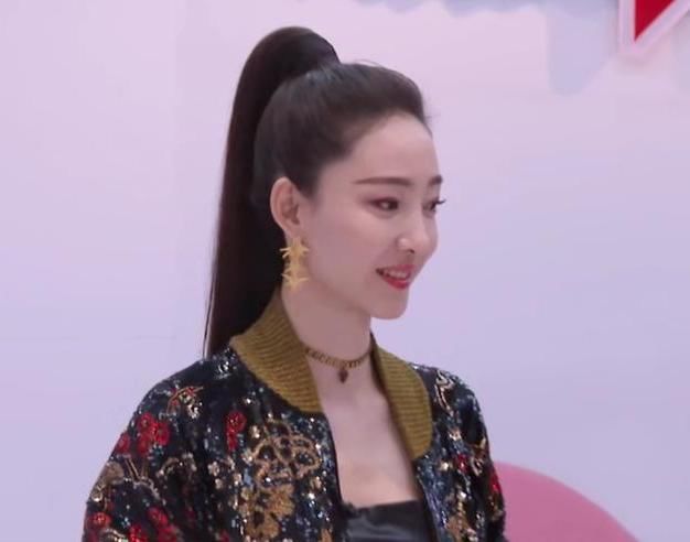  不知所措|《浪姐》被王丽坤淘汰后，郁可唯不知所措抠耳朵，白冰想笑强忍住