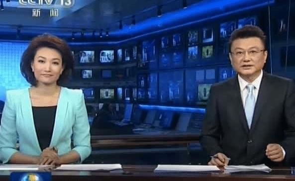  念稿|《新闻联播》主持人为啥不低头念稿？看到前面的东西，原来如此！