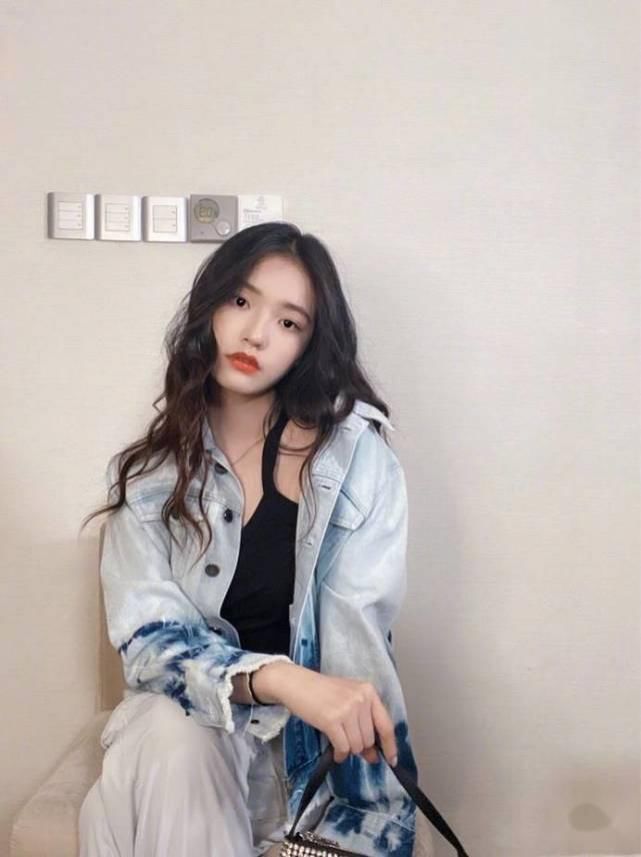  小吊带|有一种身材叫林允！穿小码吊带“凹凸感”十足，性感却不失甜美