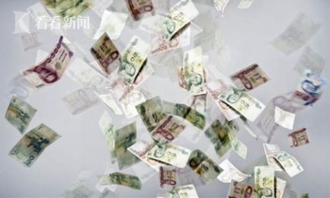 现金|女子幸运中彩票巨奖 租滑翔伞庆生豪撒黄金现金