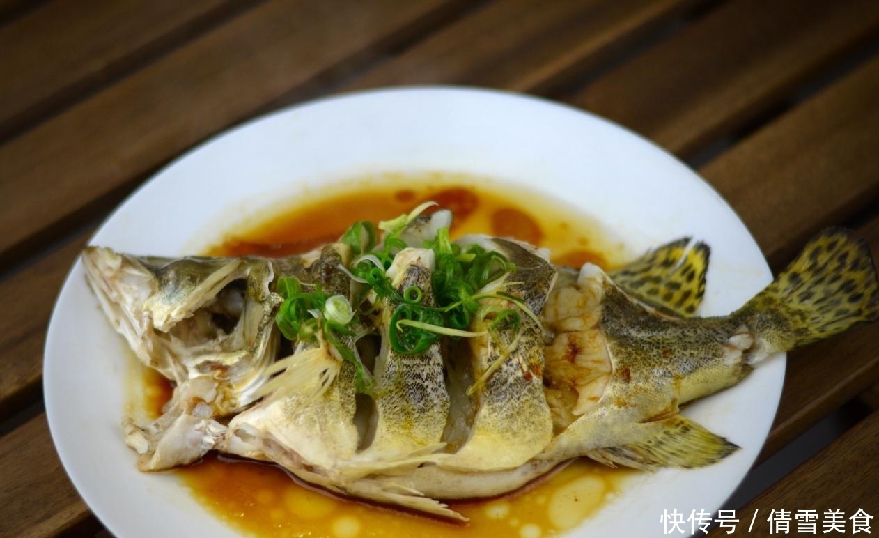 怪不得|清蒸鱼是先蒸后淋酱油,还是先腌后蒸?很多人弄反,怪不得不好吃