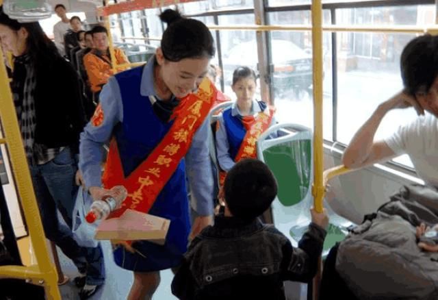 让座|小学生给老奶奶让座，书包忘拿被老奶奶直接扔在地上，孩子哭了