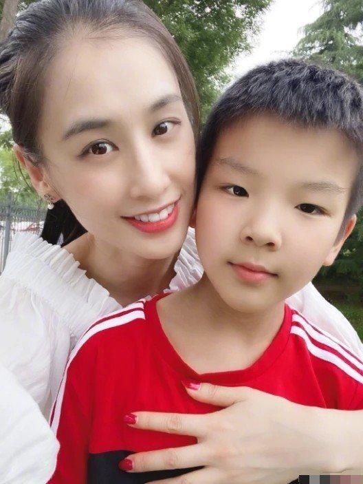  安迪|黄圣依家教什么水平？不给安迪配手机和电子表，零钱给奶奶保管