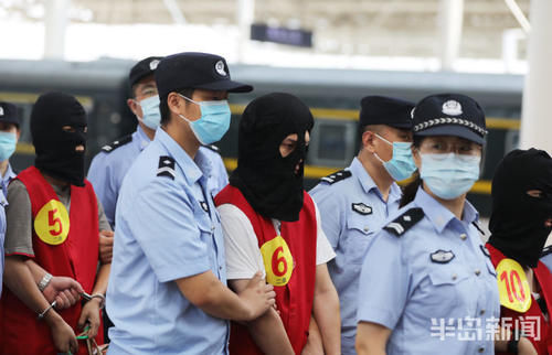  押解|121名嫌疑人被押解回青 特大电信网络诈骗案圆满收关