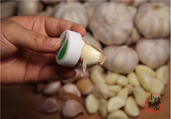  方法|原来剥大蒜这么简单，只要1个啤酒盖，快速去皮又不脏手，真实用