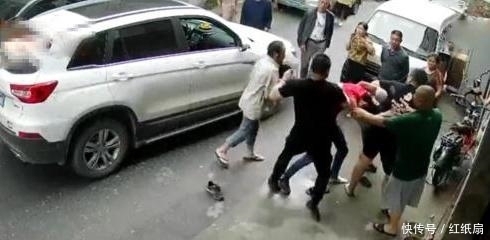 打完|小伙被多名男子持钢管殴打，打完人还要赔偿一千元：不给就让你们三人躺在这