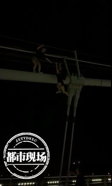 原因|怪事!凌晨两名女子先后要跳同一座大桥,原因都一样