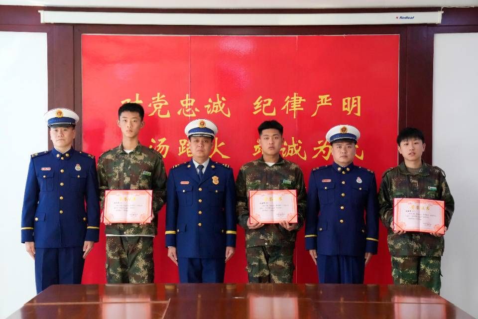 潍坊消防为青州三名救火少年颁发“优秀消防志愿者”证书
