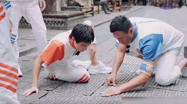  框录|相差34岁，胡军、黄明昊同框录综艺，黄明昊：我叫什么？