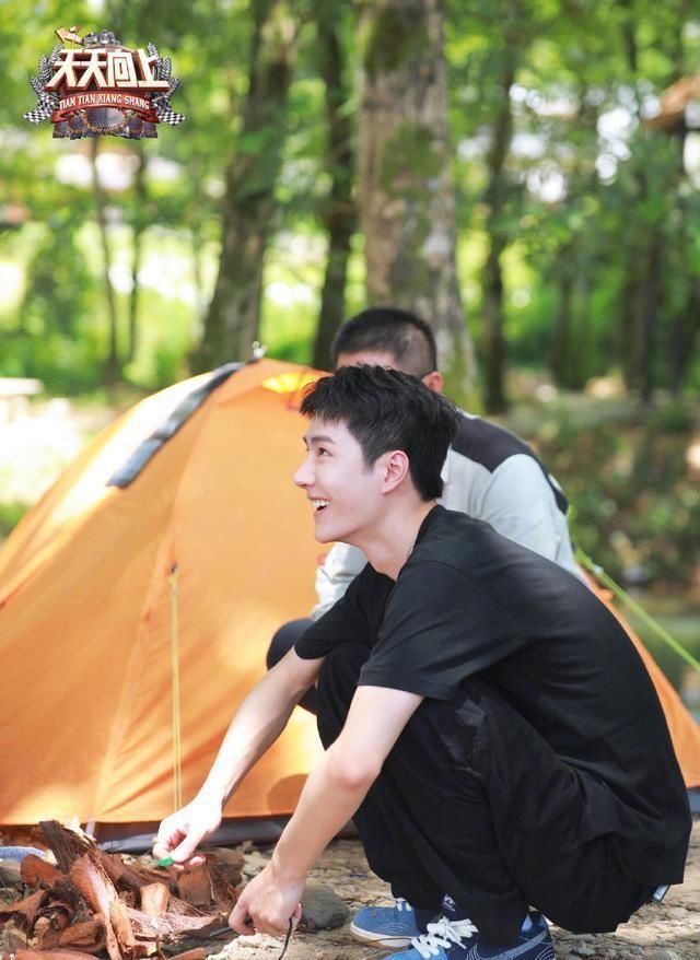  风景|王一博玩水，一个人玩出两种风景