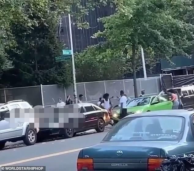  男子|男子大街上被一群青少年围殴，女友直接驾车撞向暴徒，多人被撞飞