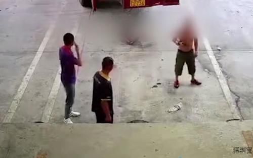  司机|男子指挥倒车出意外，被挤压到墙上痛苦不堪