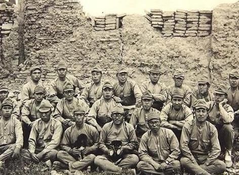 日本鬼子|日本鬼子老照片:图二是鬼子的合影,图四众鬼子看姑娘缝衣服