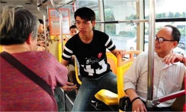 让座|老人嫌让座慢，扔男孩书包“强逼让座”，爸爸按住孩子咱不让了