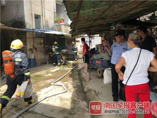  财物|浓烟滚滚，居民仍想返家拿财物！民警大声喊话：人要紧