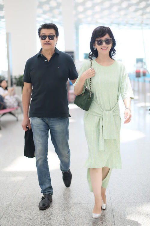  机场|赵雅芝走机场，穿抹茶色的长衫似回青春，女生就该怎么美怎么穿！