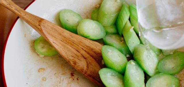  开胃|炎炎夏日是否胃口不太好，吃不下饭，来盘尖椒丝瓜开开胃